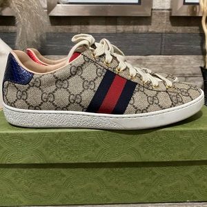 Gucci classic sneakers. In all original packaging only worn once